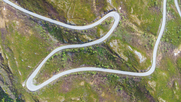vista aérea de una carretera sinuosa en la famosa carretera del paso de montaña sognefjell en noruega - road winding road mountain spiral staircase fotografías e imágenes de stock