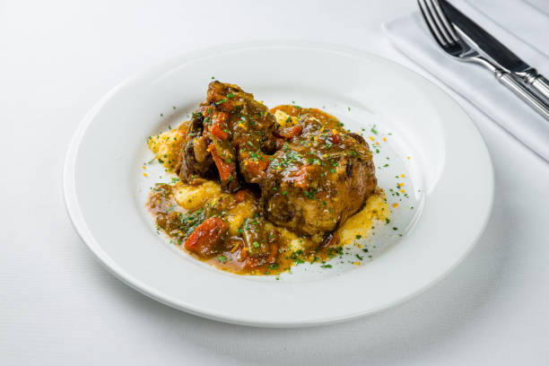 colas de ternera con verduras en un plato blanco - ox tail fotografías e imágenes de stock