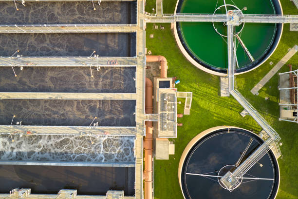 Aerial view of modern water cleaning facility at urban wastewater treatment plant. Purification process of removing undesirable chemicals, suspended solids and gases from contaminated liquid. vista aérea de la moderna instalación de limpieza de agua en la planta de tratamiento de aguas residuales urbanas. proceso de purificación de eliminación de productos químicos indeseables, sólidos en suspensión y gases de líquidos contaminados