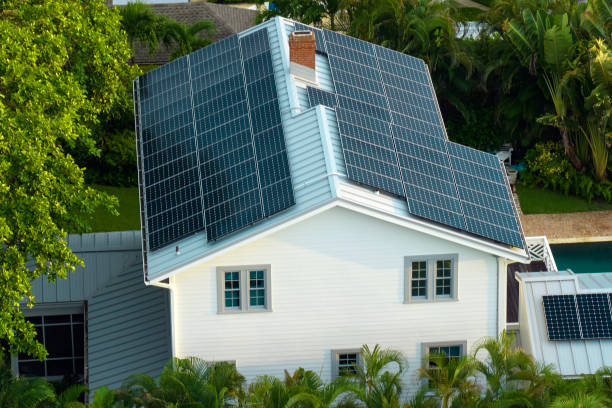 New residential house in USA with roof covered with solar panels for producing of clean ecological electricity in suburban rural area. Concept of investing in autonomous home for energy saving New residential house in USA with roof covered with solar panels for producing of clean ecological electricity in suburban rural area. Concept of investing in autonomous home for energy saving. rooftop solar stock pictures, royalty-free photos & images