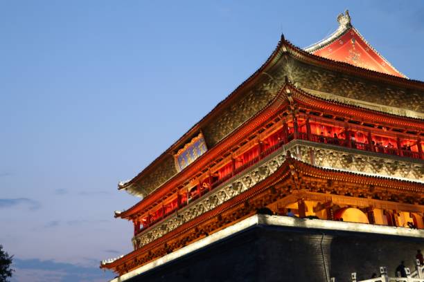 starożytna tradycyjna wieża miejska xi'an, chiny nocą - xian zdjęcia i obrazy z banku zdjęć
