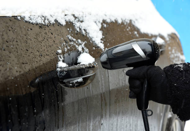 auftauen eines autoschlosses mit einem haartrockner - frozen windshield cold car stock-fotos und bilder