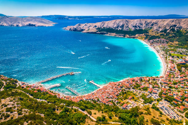 vista panoramica aerea della città e della baia di baska sull'isola di krk - krk foto e immagini stock