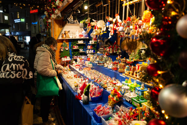 weihnachtsmarkt in basel - weihnachtsmarkt basel stock-fotos und bilder