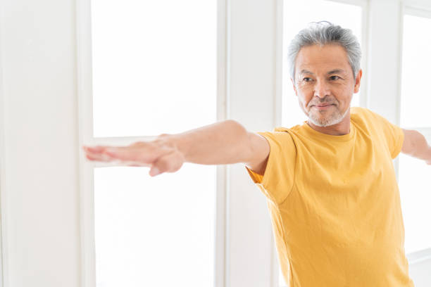 anciano haciendo ejercicio en la habitación - men gray hair vitality healthy lifestyle fotografías e imágenes de stock
