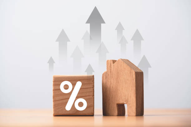 prozent- und holzhausmodell mit aufwärtspfeil für zinsrating hypothekensteigerungskonzept. - housing costs stock-fotos und bilder