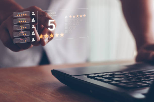 Customer satisfaction feedback survey concept. Client give rating to service experience on an online application, Customer can evaluate quality of service leading to reputation ranking of business. concepto de encuesta de retroalimentación de satisfacción del cliente. el cliente califica la experiencia de servicio en una aplicación en línea, el cliente puede evaluar la calidad del servicio que conduce a la clasificación de la reputación del neg