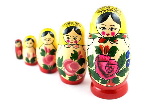 ロシアでおもちゃライン - russian nesting doll babushka doll matroshka ストックフォトと画像