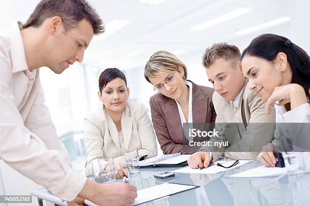 Foto de Reunião De Negócios e mais fotos de stock de Adulto - Adulto, Bem vestido, Cinco Pessoas