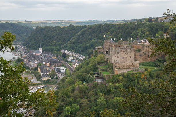 sankt goar, rhine valley, rhineland-palatinate, germany - rheinfels imagens e fotografias de stock