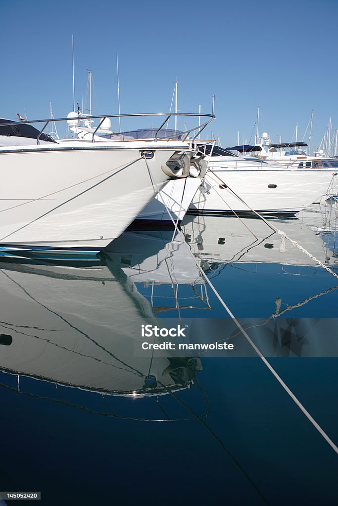 white Luxus-Yachten vertäut im Hafen in Antibes, Frankreich - Lizenzfrei Antibes Stock-Foto