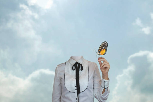 그녀의 손에 기대어 나비를 가진 초현실적 인 머리없는 여자, 환상과 자유의 개념 - women butterfly creativity flying 뉴스 사진 이미지