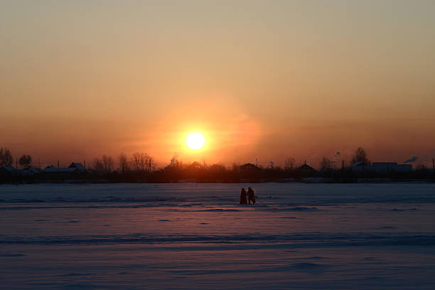 istock lovers in a frozen night 145053240