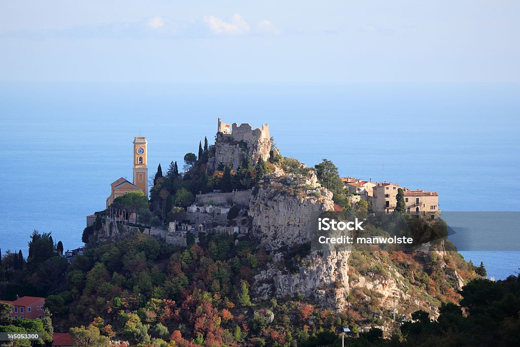 old french village na hill, mar e céu como plano de fundo - Foto de stock de Aldeia royalty-free