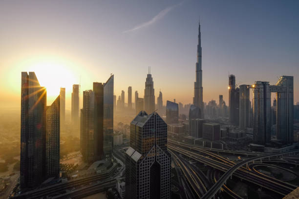 оаэ дубай городской пейза�ж горизонт город восход солнца утро - dubai skyline united arab emirates finance стоковые фото и изображения
