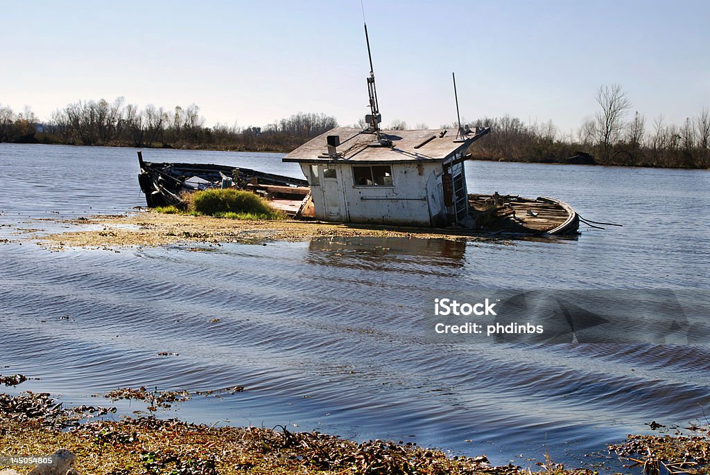 Bayou Péniche down and out - Photo de Objet submergé libre de droits