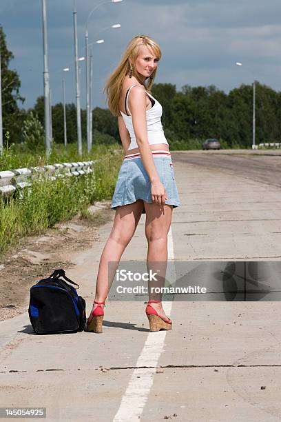 Jovem Mulher Mantémse À Estrada - Fotografias de stock e mais imagens de Autoestrada - Autoestrada, Adulto, Alfalto