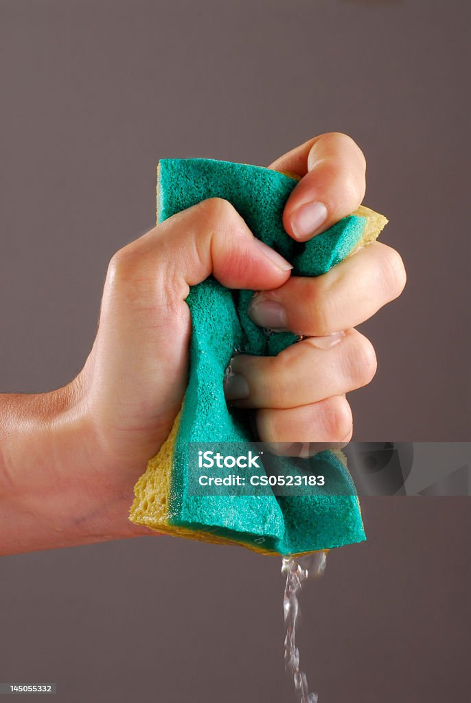 Feminino mão apertar uma esponja verde de água - Royalty-free Esponja - Artigo de Higiene Pessoal Foto de stock