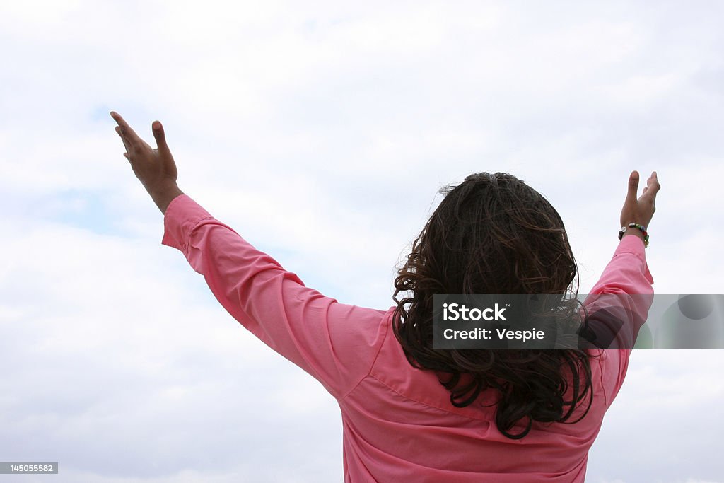 Afro-americana mulher as mãos em ar - Foto de stock de Afro-americano royalty-free