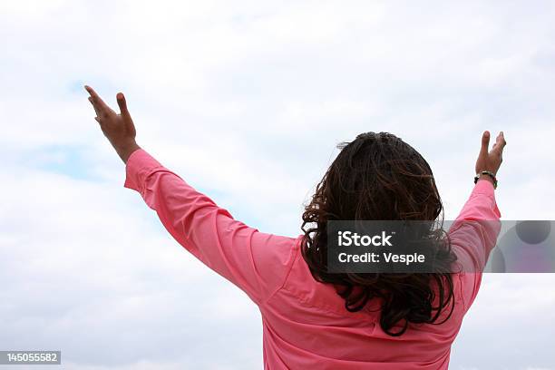 Foto de Afroamericana Mulher As Mãos Em Ar e mais fotos de stock de Afro-americano - Afro-americano, Mulheres, Rezar