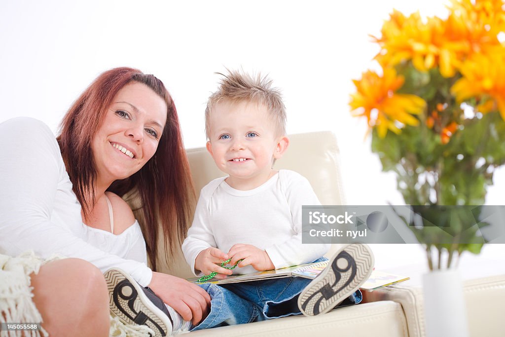 Bebê e mãe leitura juntos - Foto de stock de Adulto royalty-free