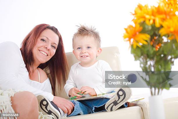 Foto de Bebê E Mãe Leitura Juntos e mais fotos de stock de Adulto - Adulto, Amor, Aprender