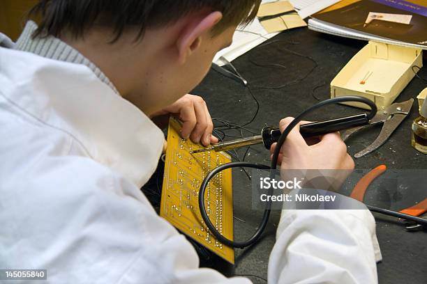 Photo libre de droit de Au Laboratoire banque d'images et plus d'images libres de droit de Apprentissage - Apprentissage, Assiette, Circuit intégré