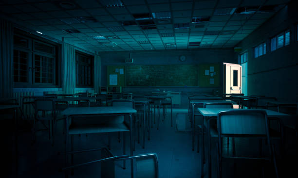 Interno di un'aula di notte, atmosfera spaventosa. - foto stock