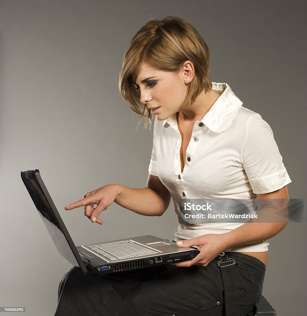 blondie con laptop - Foto stock royalty-free di Abbigliamento da lavoro