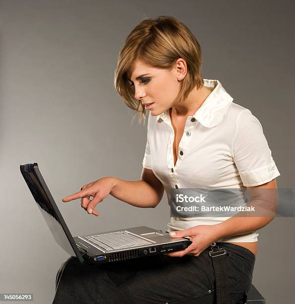 Blondie Con Laptop - Fotografie stock e altre immagini di Abbigliamento da lavoro - Abbigliamento da lavoro, Abbigliamento da lavoro formale, Adulto