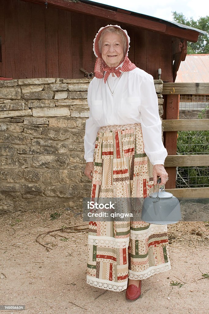 구식이다 농장-여자 쥠 찻주전자 있는 농장 발착장, 기록 - 로열티 프리 70-79세 스톡 사진