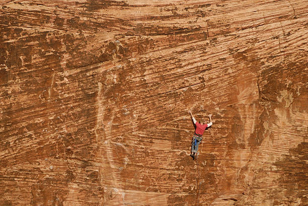 grimpeur en rouge rock - mountain climbing rock climbing adventure incentive photos et images de collection