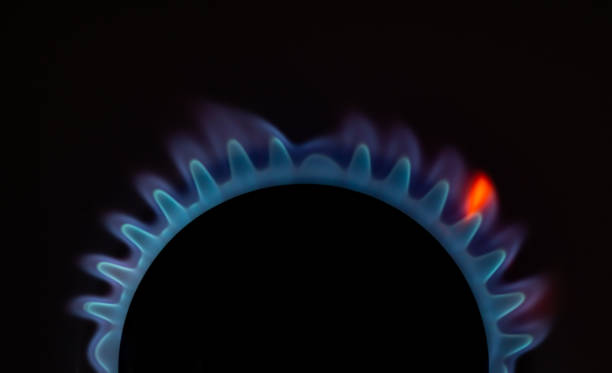 vue de dessus d’un brûleur à gaz en feu sur fond noir - natural gas gas burner flame photos et images de collection