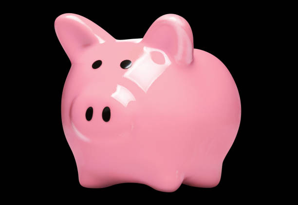 крупный план розовой копилки на черном - piggy bank red coin bank isolated стоковые фото и изображения