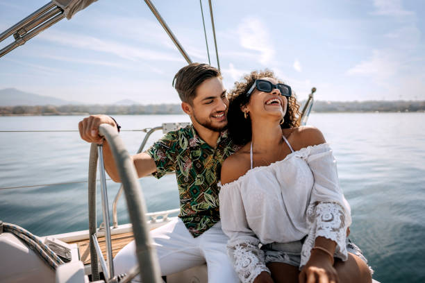 młoda para ciesząca się wakacjami na jachcie - sunset yacht luxury sailboat zdjęcia i obrazy z banku zdjęć