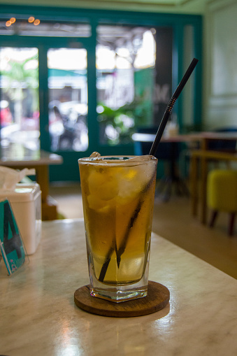lychee tea on the table with a relaxing cafe atmosphere, lychee tea is a mixture of tea and lychee juice combined into one so it has a delicious taste.
