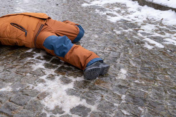 Child is lying on a icy way