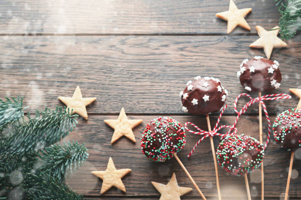 épousez des gâteaux sucrés de noël. gâteau au brownie rond dessert de noël avec des étoiles garnies sur fond vert foncé. concept de dessert de nourriture de noël et scène large écran de vacances bordure. vue de dessus - milky way candy bar photos et images de collection