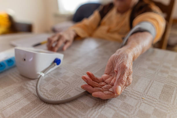 starzenie się przynosi choroby - pill blood pressure gauge pension close up zdjęcia i obrazy z banku zdjęć