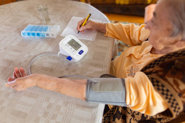 zapisywanie wyników ciśnienia krwi - pill blood pressure gauge pension close up zdjęcia i obrazy z banku zdjęć