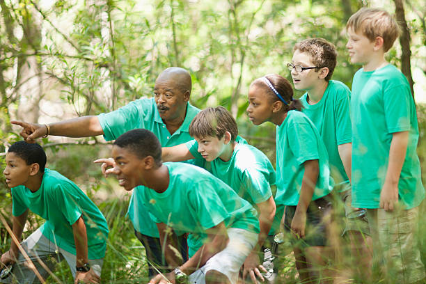 alunos, explorando a floresta com professor - adventure african ethnicity rural scene day - fotografias e filmes do acervo