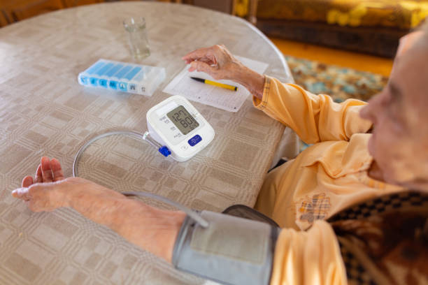 badanie ciśnienia krwi - pill blood pressure gauge pension close up zdjęcia i obrazy z banku zdjęć