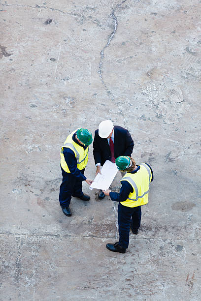 arbeiter lesen werkzeuge im trockendock - safety meeting construction site construction stock-fotos und bilder