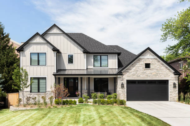 una casa de campo moderna de color canela con porche delantero cubierto. - casa de ladrillo fotografías e imágenes de stock