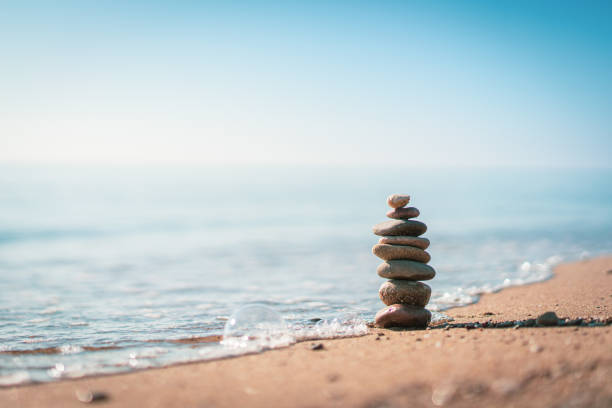 stos kamieni na spokojnej plaży - pebble sand zdjęcia i obrazy z banku zdjęć