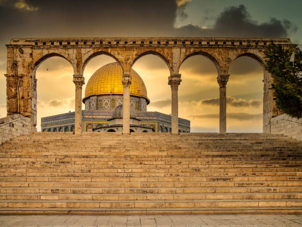 vista da cúpula da rocha no início da manhã - jerusalem dome jerusalem old city dome of the rock - fotografias e filmes do acervo