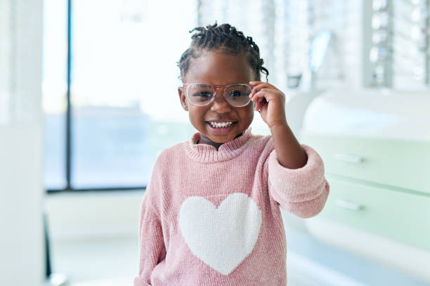 loja, óculos e olhos de criança negra com saúde da visão, verificação de armação ou escolha no varejo com seguro médico para crianças. cuidados com os olhos, loja e menina africana com lente para promoção de venda. ou marketing - eyesight - fotografias e filmes do acervo