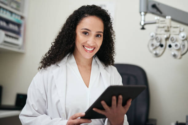 Woman optometrist, eye exam and tablet for digital results of eyesight test for glasses, contact lenses and vision healthcare. Professional optician job, ophthalmologist clinic and retina health optometrista de la mujer, examen ocular y tableta para los resultados digitales de la prueba de vista para anteojos, lentes de contacto y atención médica de la vista. trabajo de óptico profesional, oftalmólogo clínico y salud de la retina