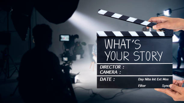あなたの話は何ですか、スタジオで働くフィルムスレートまたはカチンコの手書き.filmクルー。 - 映画監督 ストックフォトと画像