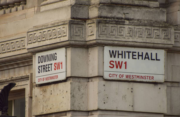 panneaux whitehall et downing street, londres, royaume-uni - whitehall street downing street city of westminster uk photos et images de collection